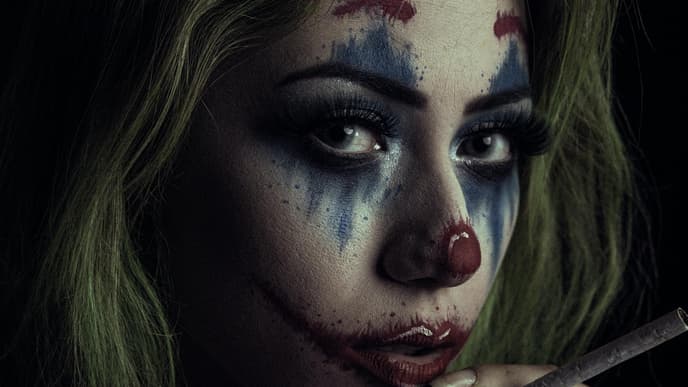 Frau mit Clown Make-up