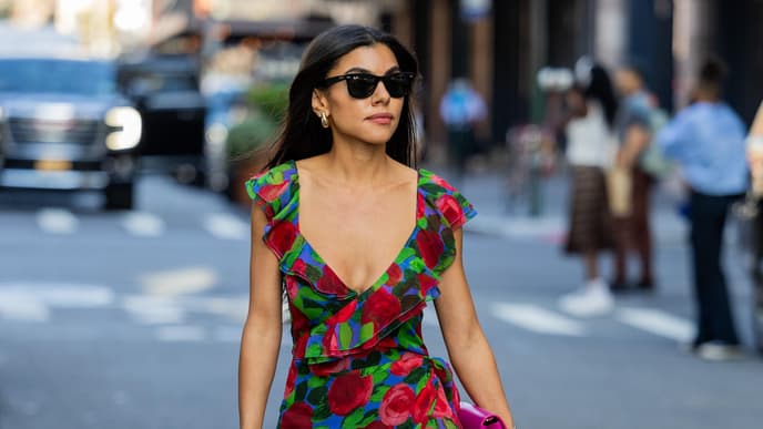 Frau in Kleid mit Blumen
