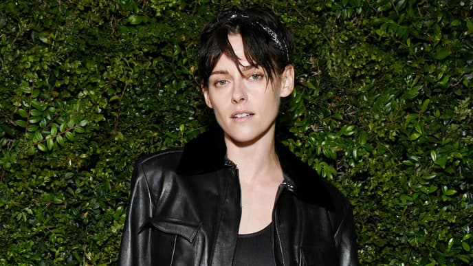 Kristen Stewart auf dem Chanel Dinner im September in Lederhose und Lederjacke trägt Haarschnitt Curtain Bang Pixie