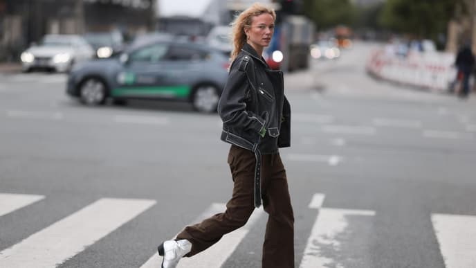 Frau in Lederjacke