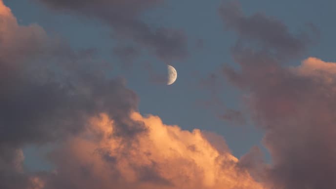 Mond am Himmel zwischen Wolken