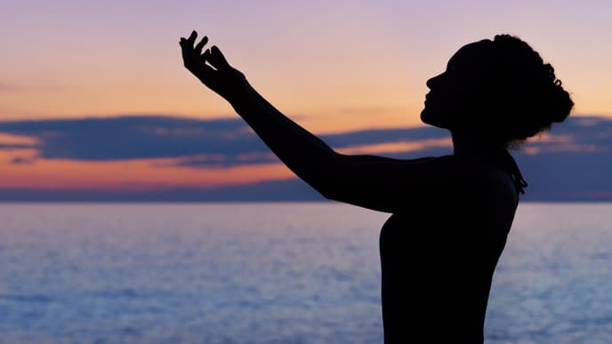 Silhouette einer Frau am Meer
