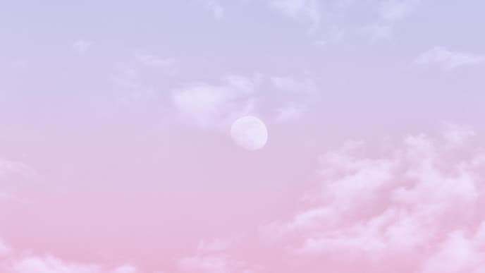 Pinke Wolken und Vollmond
