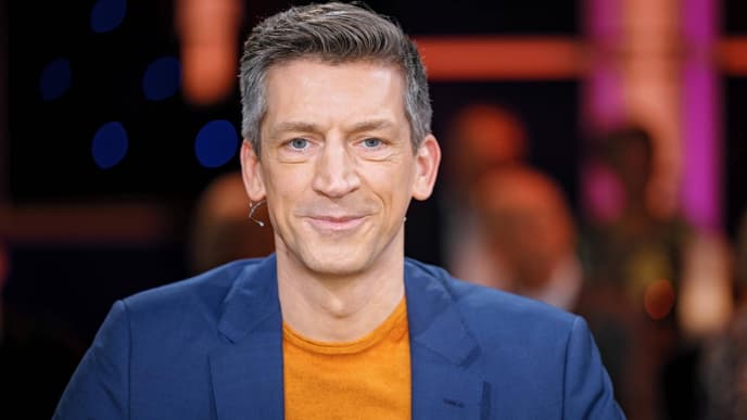 Moderator Steffen Hallaschka mit blauem Sakko