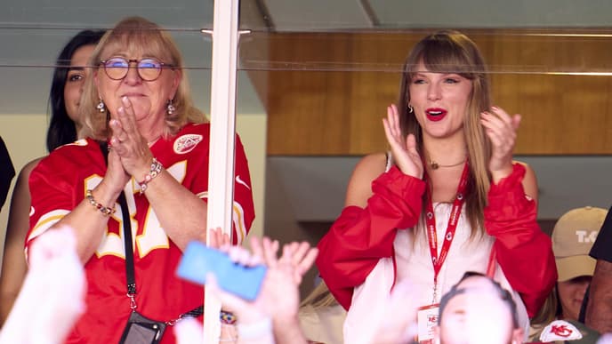 Taylor Swift mit der Mutter von Travis Kelce
