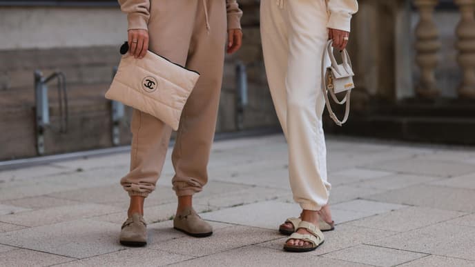 Zwei Frauen in Birkenstock-Sandalen