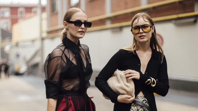 Zwei Frauen mit Sonnenbrille auf der Mailänder Fashion Week