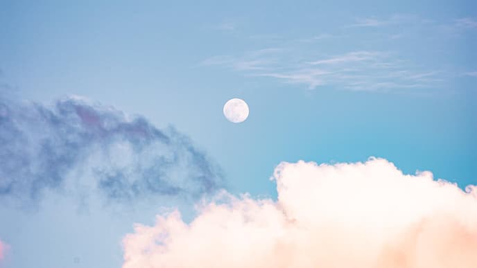 Mond in den Wolken