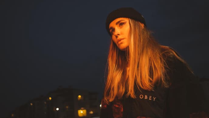Frau mit Mütze in der Nacht