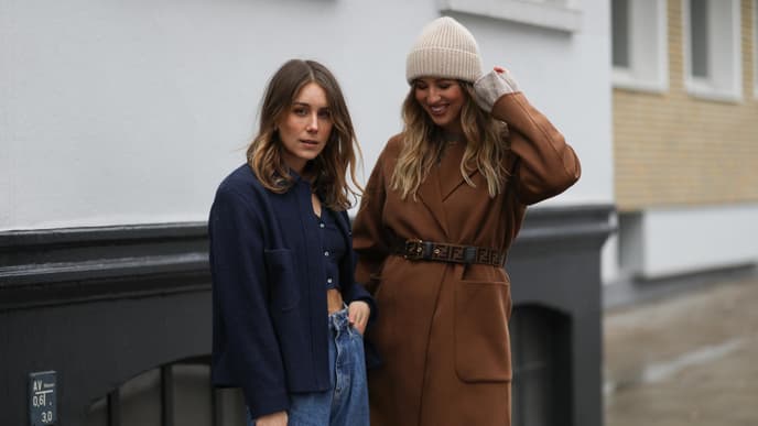 Frauen tragen blaue Boxy-Jacke und braunen Mantel 