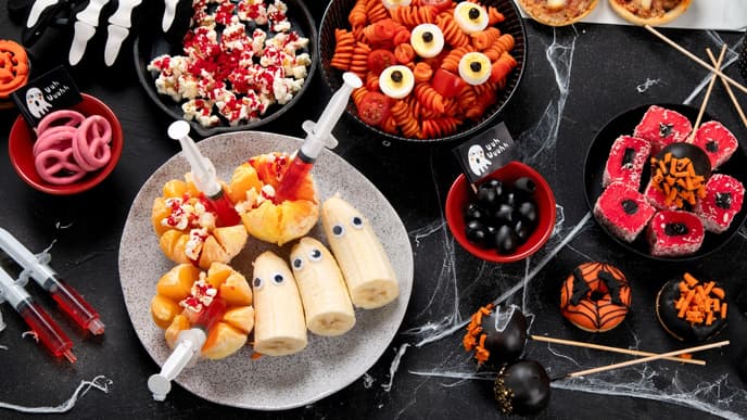 Halloween-Snacks liegen auf einem Tisch verteilt