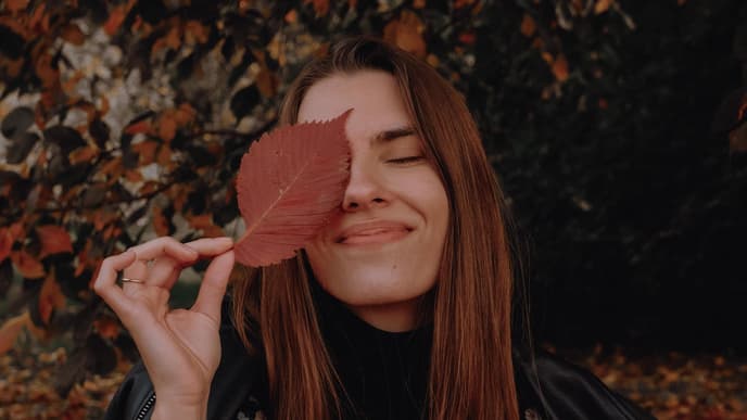 Frau im Herbst