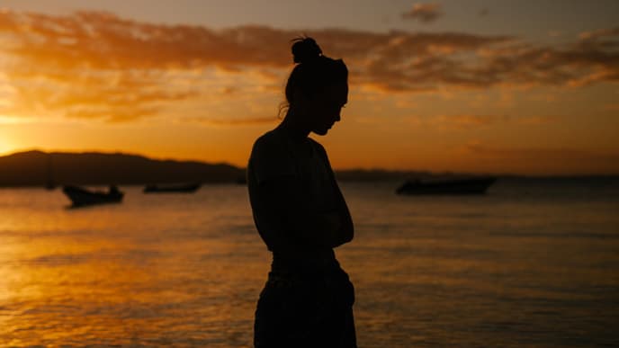 Frau vor Sonnenuntergang