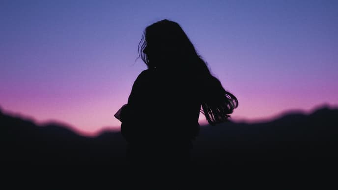 Silhouette einer Frau mit langen Haaren