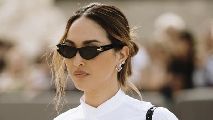 Frau mit Low Bun