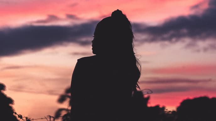 Silhouette einer Frau, die in den Himmel schaut