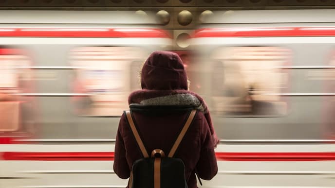 Frau reist mit der Bahn 