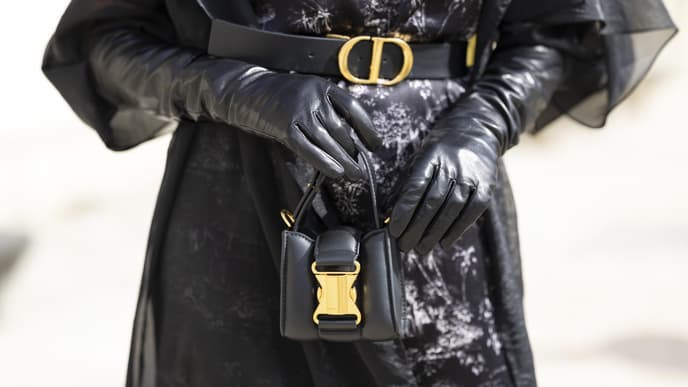 Frau trägt schwarze Lederhandschuhe Streetstyle Fashion Week