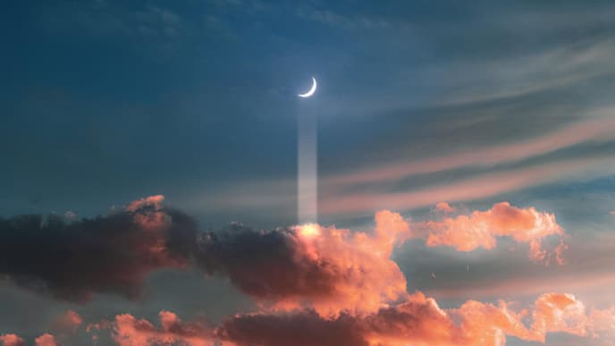 Halbmond am Himmel mit rosafarbenen Wolken