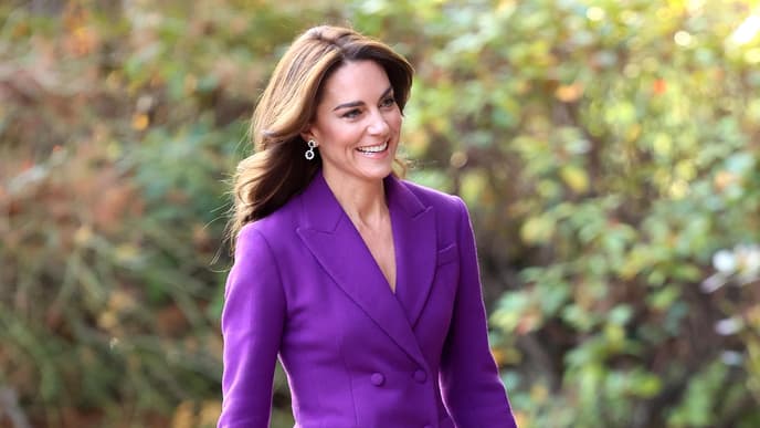 Prinzessin Kate im lilafarbenen Anzug