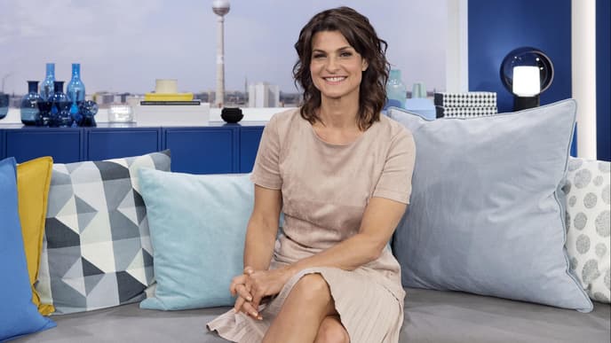Moderatorin Marlene Lufen sitzt auf einer Couch beim Sat.1 Frühstücksfernsehen
