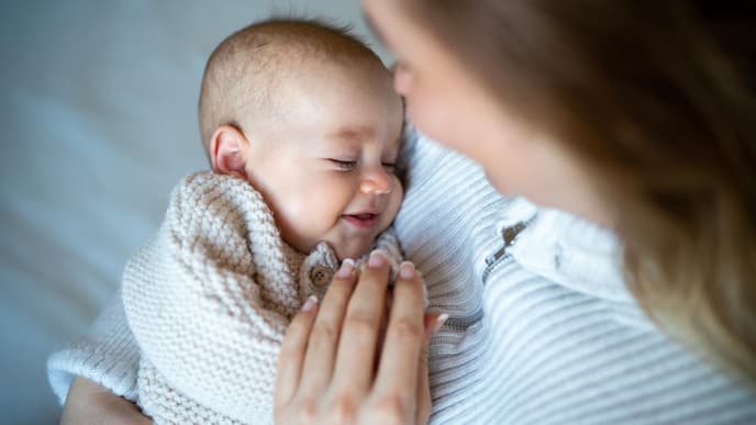 Mutter hält ihr neugeborenes Baby im Arm