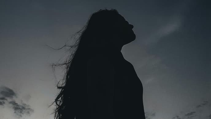 Silhouette einer Frau mit langen Haaren