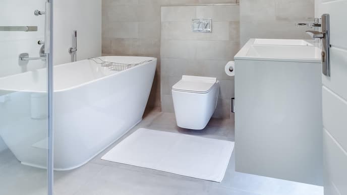 Minimalistisches Badezimmer in Weiß und Beige