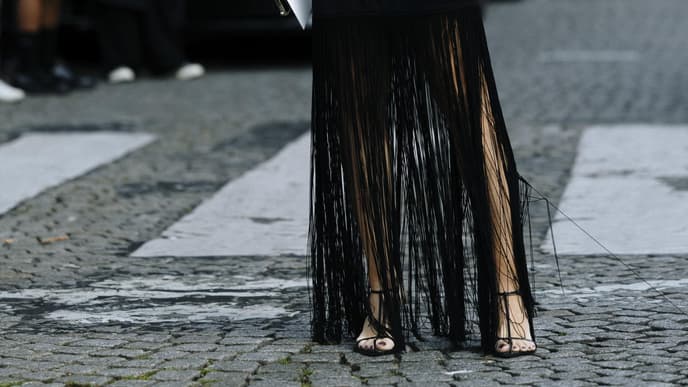 Frau trägt auf Paris Fashion Week Fransenrock