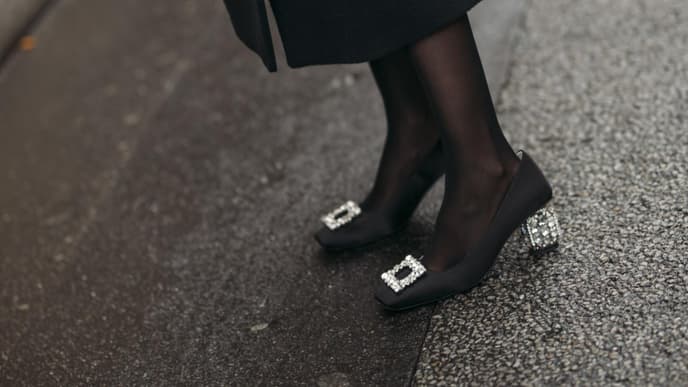 Frau in glamourösen Pumps 