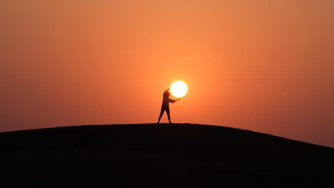 Person umarmt Sonne