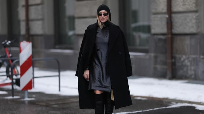 Frau mit grauem Kleid