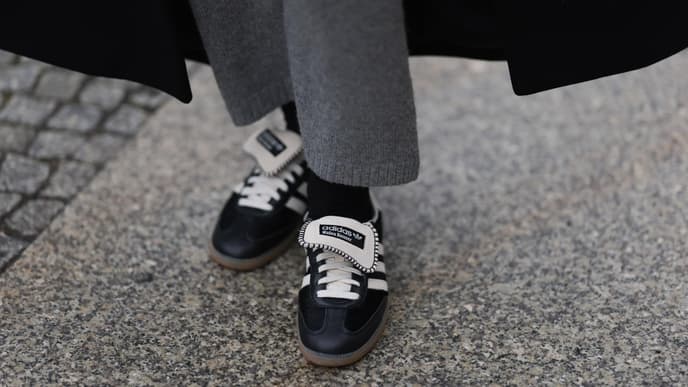Frau trägt Adidas Wales Bonner