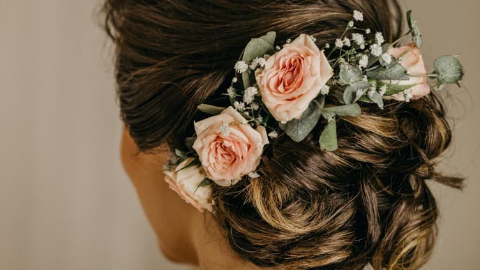 Brautfrisur mit Blumen