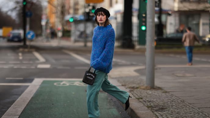 Lea Naumann in Strickpullover und Cordhose
