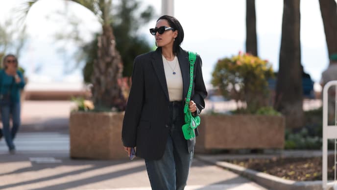 Frau in schwarzem Blazer
