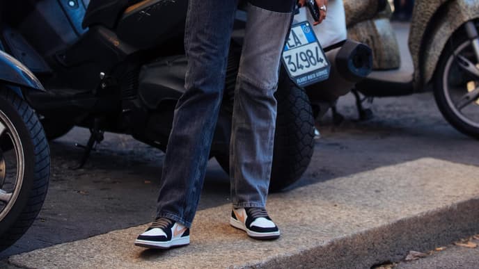 Model Mavi Sioli trägt Nike Dunk Sneaker mit Puffer Jacket und grauer Wide Leg Hose Streetstyle