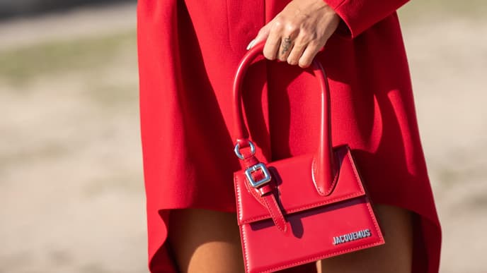 Frau mit roter Tasche