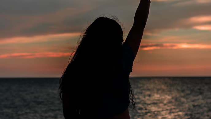 Silhouette einer Frau am See
