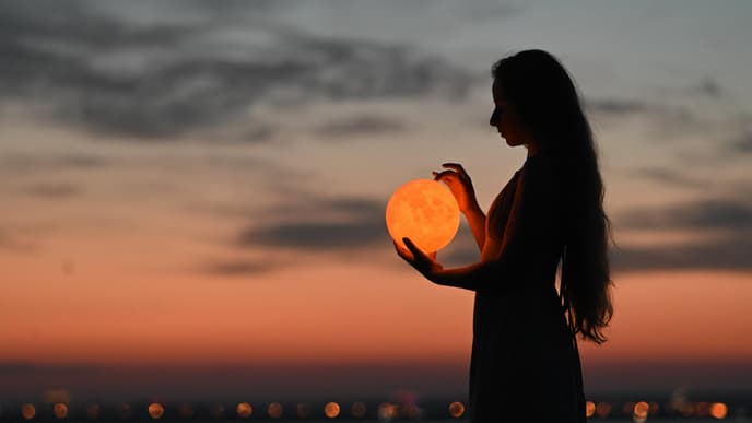 Frau mit Planet vor Himmel