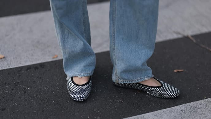 Ballerinas mit Strass und Denim Jeans