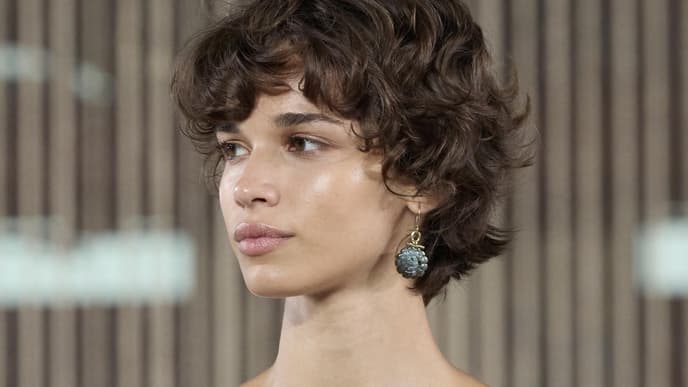 Frau mit Locken