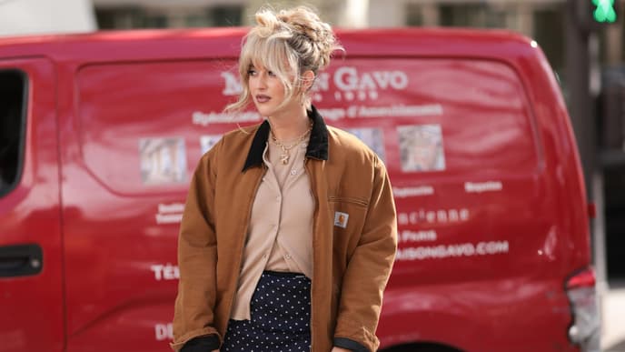 Emili Sindlev in Bomberjacke