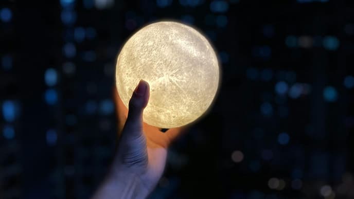 Hand hält eine Lichterkugel