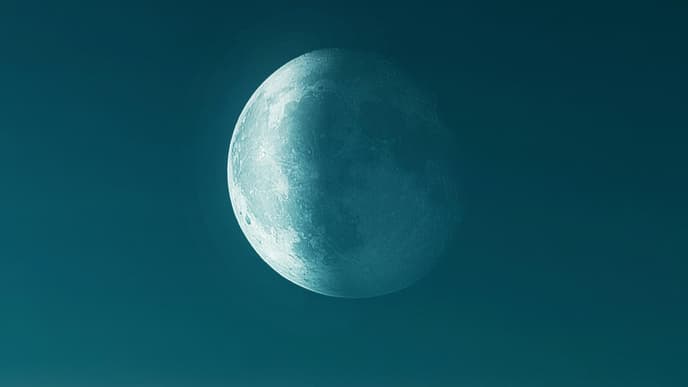 Mond scheint am Himmel