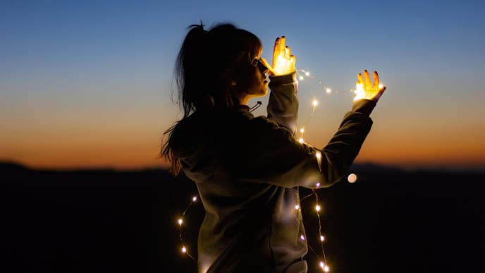 Frau mit Lichterkette