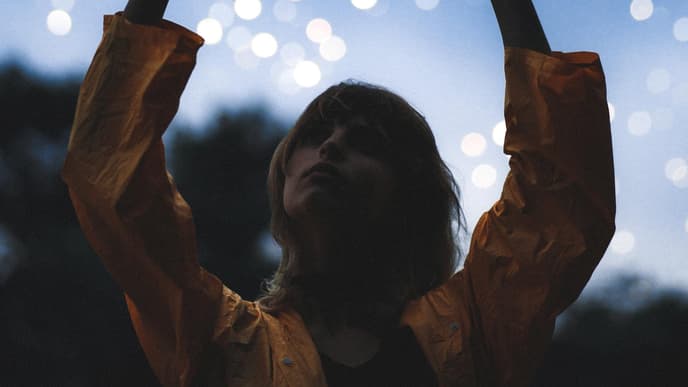 Frau hält eine Lichterkette in der Hand