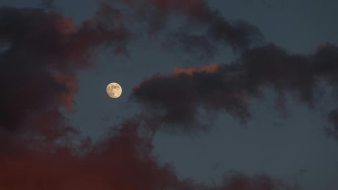 Mond am wolkigen Himmel
