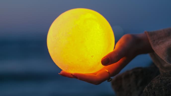 Hand mit einem Mond