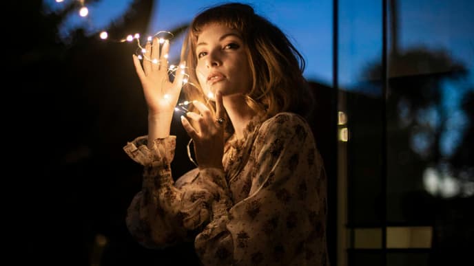 Frau hält Lichterkette in der Hand